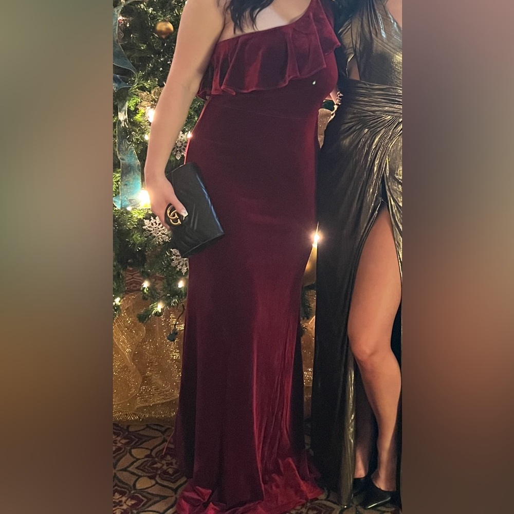 Lulu’s Elegant Burgundy Velvet Dress